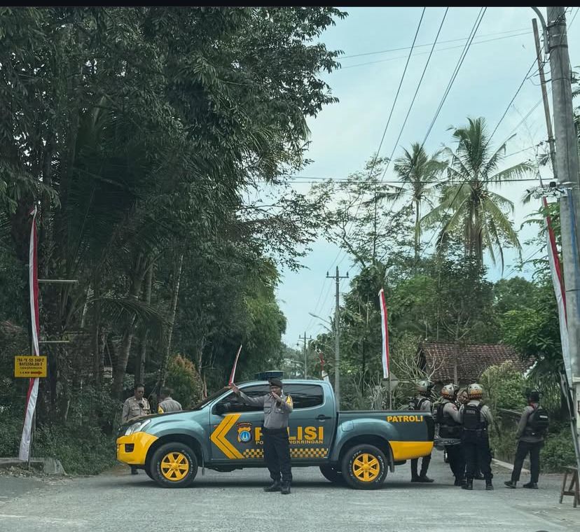Ilustrasi petugas berjaga ketat di area radius 1km dari TKP.