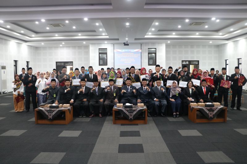 Bupati Kulon Progo Dr. R. Agung Setyawan saat memberikan penghargaan.