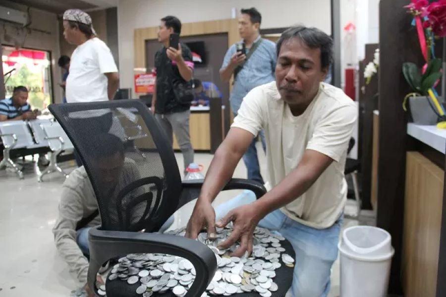 Joko Fattah Rochim membawa ribuan koin untuk membayar PBB - P2.