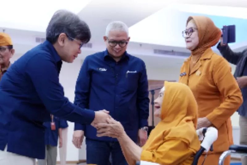 Penyerahan bantuan dari Dirut INALUM kepada perwakilan LVRI.
