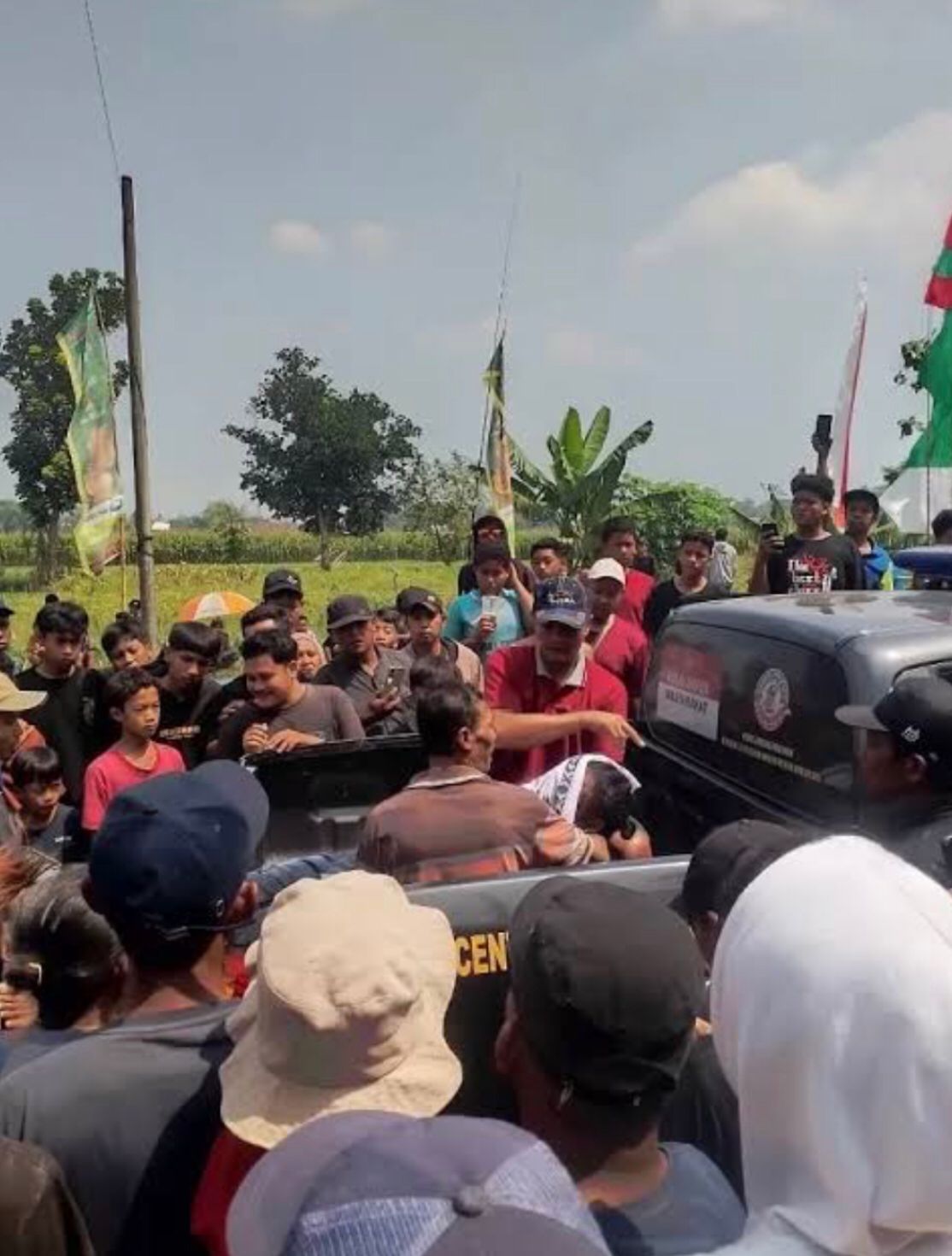 Evakuasi korban lomba mancing di Jombang Jawa Timur (16/8/2025).