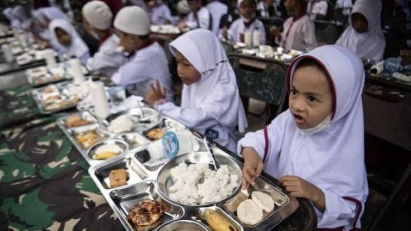 Siswa SD sedang mengonsumsi MBG.