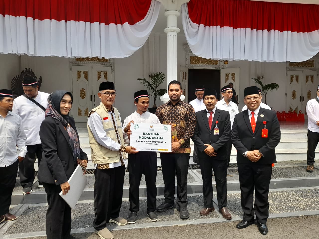 Pembagian bingkisan bagi 14 eks narapidana terorisme (Napiter) se-DIY. (17/8/2025), di Istana Kepresidenan Gedung Agung Yogyakarta.