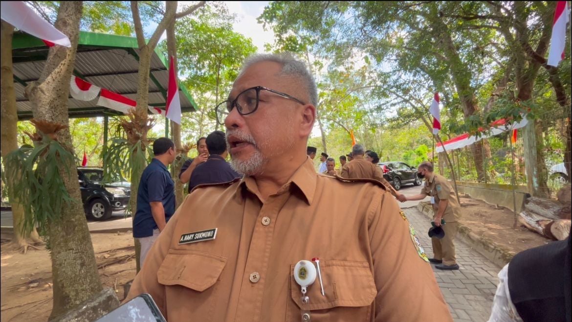 Kepala DLH Gunungkidul, Harry Sukmono, menekankan pentingnya pemilahan sampah oleh masyarakat, Gunungkidul, 19/08/2025.