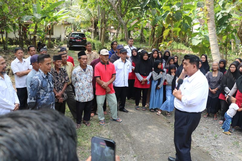 Bupati R. Agung Setyawan saat meninjau lokasi jembatan.