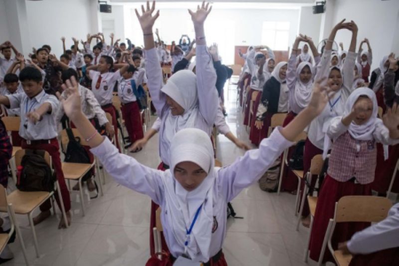 Siswa mengikuti kegiatan pembelajaran di Sekolah Rakyat Menengah Pertama (SRMP) 8 Cimahi, Jawa Barat, Selasa (22/7/2025).