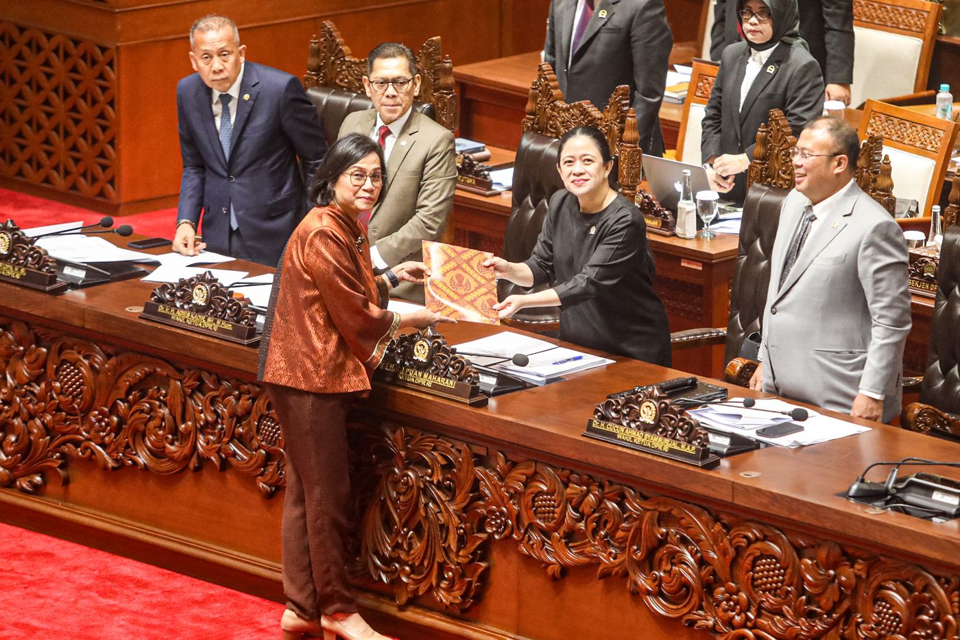 Menteri Keuangan Sri Mulyani bersama Ketua DPR RI Puan Maharani dalam rapat paripurna DPR RI ke-3 (21/8).