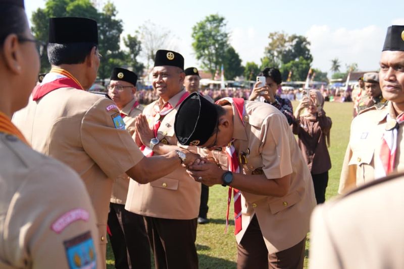 Bupati dan Wakil Bupati Sleman saat menerima lencana.