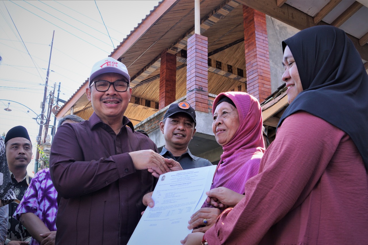 Wali Kota Yogyakarta Hasto Wardoyo saat menyerahkan bantuan material kepada warga Kelurahan Notoprajan yang terdampak cuaca ekstrem. Kamis, 21/08/2025.
