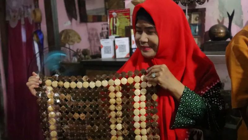 Haryanti (54 tahun), pelaku UMKM asal Bantul, yang sejak tahun 2002 merintis usaha souvenir dan tas dari batok kelapa secara otodidak.
