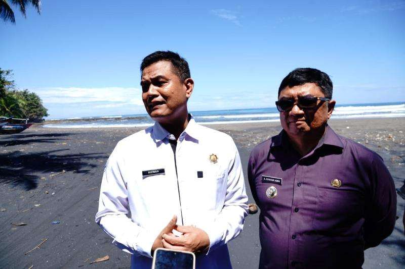 Bupati Garut bersama perwakilan KKP saat meninjau lokasi.