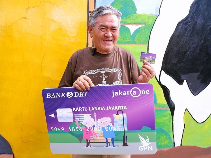 Suasana penyaluran bansos.