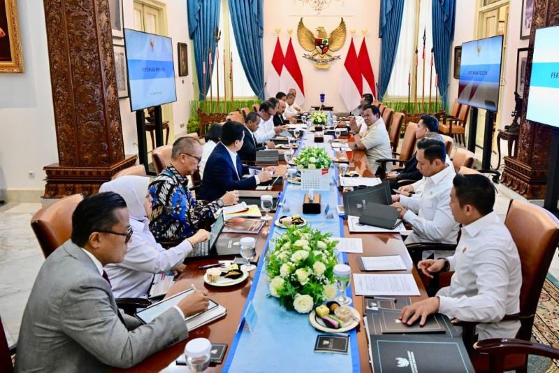 Presiden Prabowo saat memimpin rapat.
