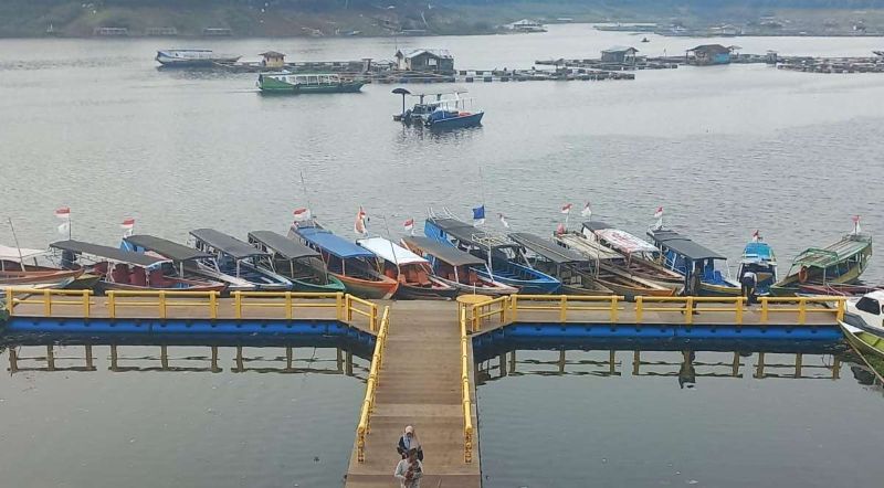Dermaga ASDP yang sedang beroperasi.