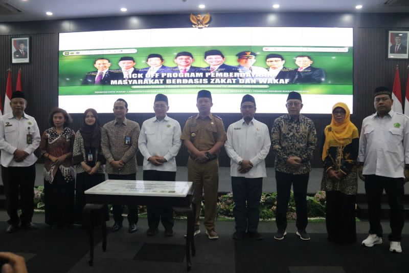 Wakil Bupati Kulon Progo saat menerima sertifikat Kota Wakaf.
