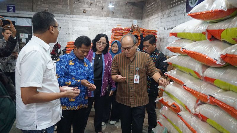 Pemkot Yogyakarta bersama TPID Kota Yogyakarta berfoto bersama usai pemantauan beras.&nbsp;