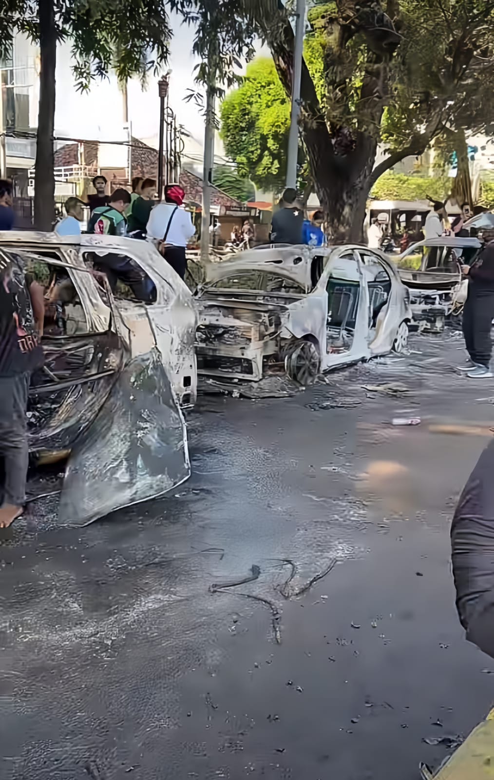 Mobil aparat yang dibakar massa.