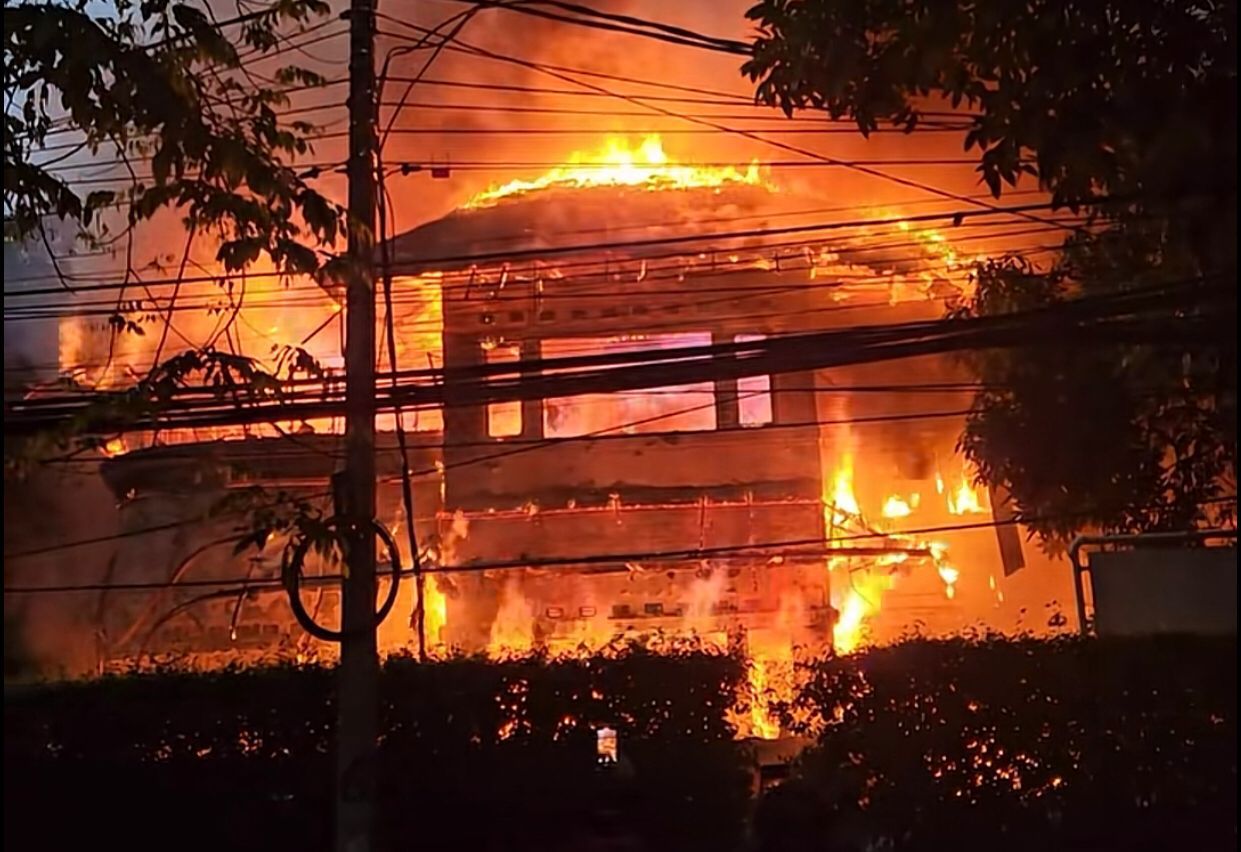 Mes MPR RI terbakar saat berlangsungnya demo di Bandung.
