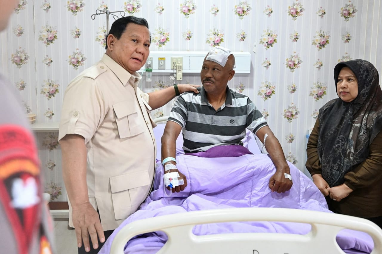 Presiden Prabowo kunjungi aparat korban demonstran di Rumah Sakit Bhayangkara Tingkat I R. Said Sukanto (01/09/2025).