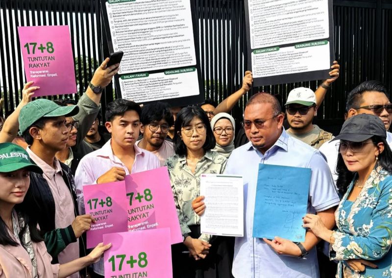 Sejumlah influencer membawa dokumen 17+8 Tuntutan Rakyat saat turun ke Gedung DPR, Senayan.