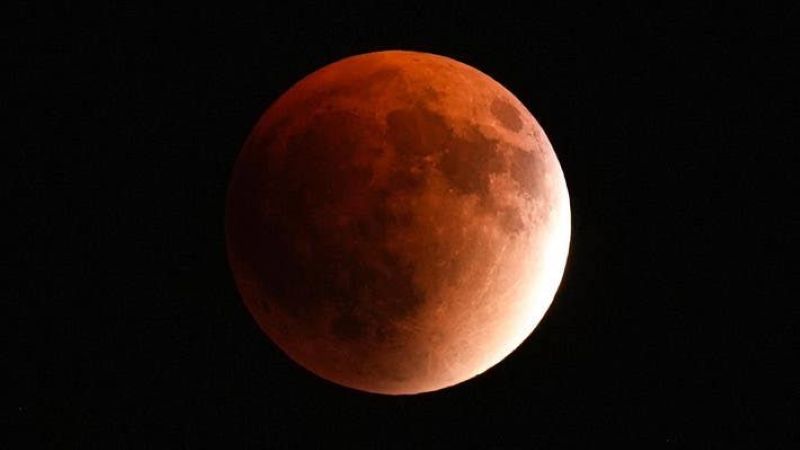 Fenomena alam langka gerhana bulan total atau blood moon.