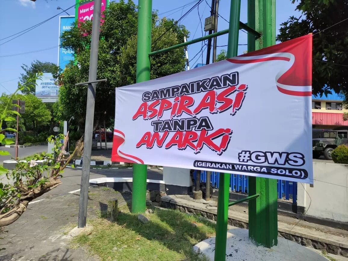 Ilustrasi Banner "Menolak Anarkisme" yang di pasang warga solo.