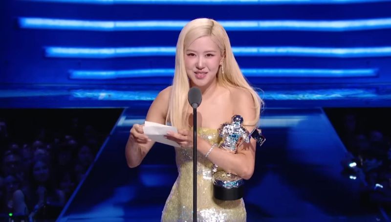 Ros&eacute; menerima penghargaan Song of the Year pada MTV VMAs 2025.