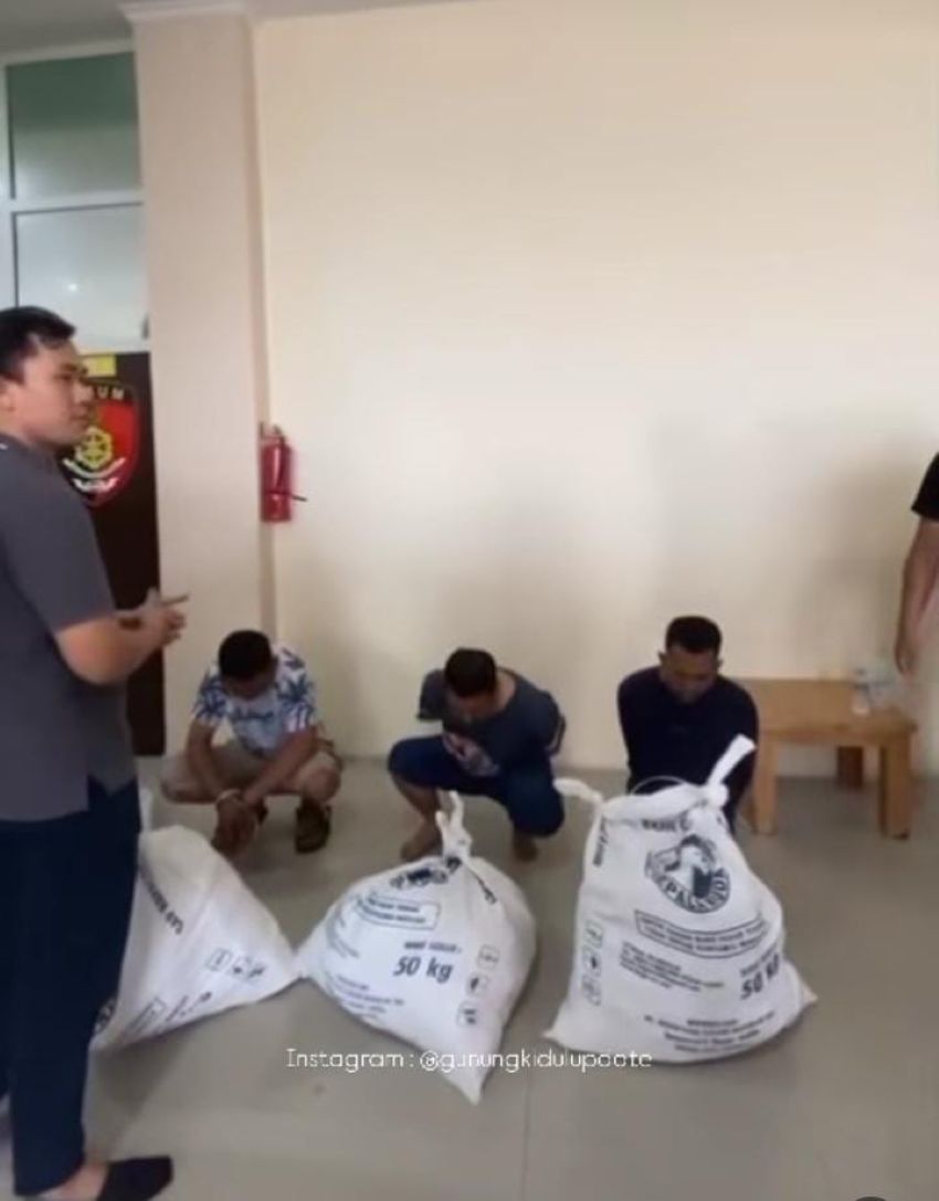 Tiga karung putih berisi uang 10 miliar rupiah dan tiga orang pelaku diamankan polisi.