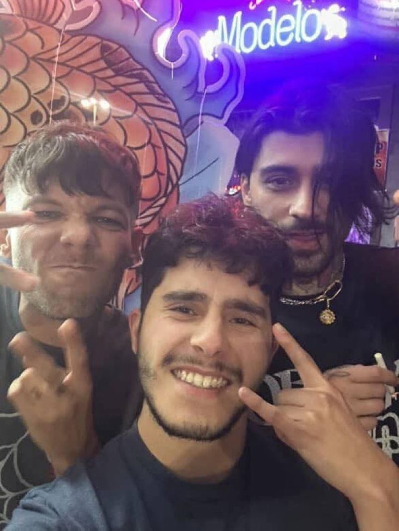 Potret Zayn Malik dan Louis Tomlinson bersama seorang penggemar.