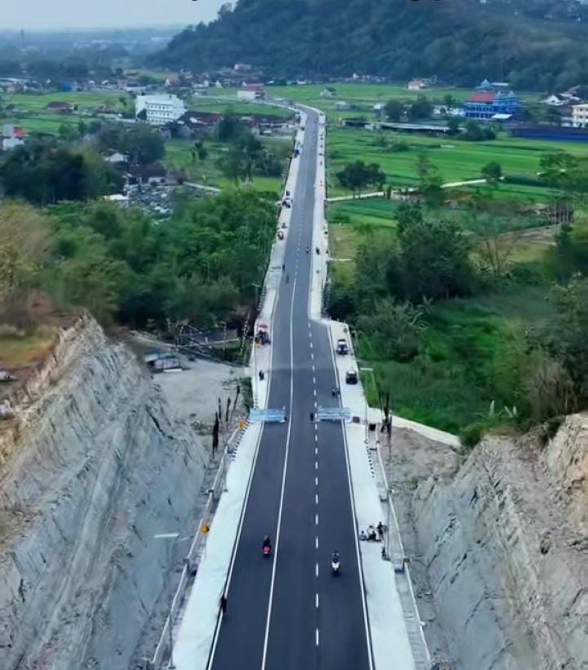 Keindahan Jalan Baru Tembusan Sleman-Gunungkidul Sebagai Spot Sunmori.