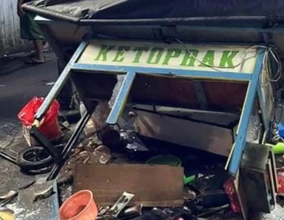 ilustrasi gerobak ketoprak yang hancur.