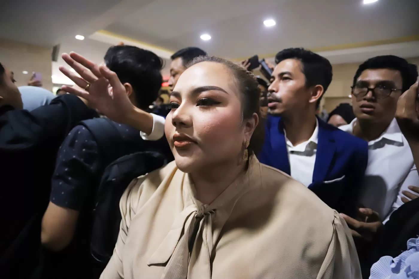 ilustrasi Lisa Mariana beraama kuasa hukum tiba di Gedung Bareskim Polri.