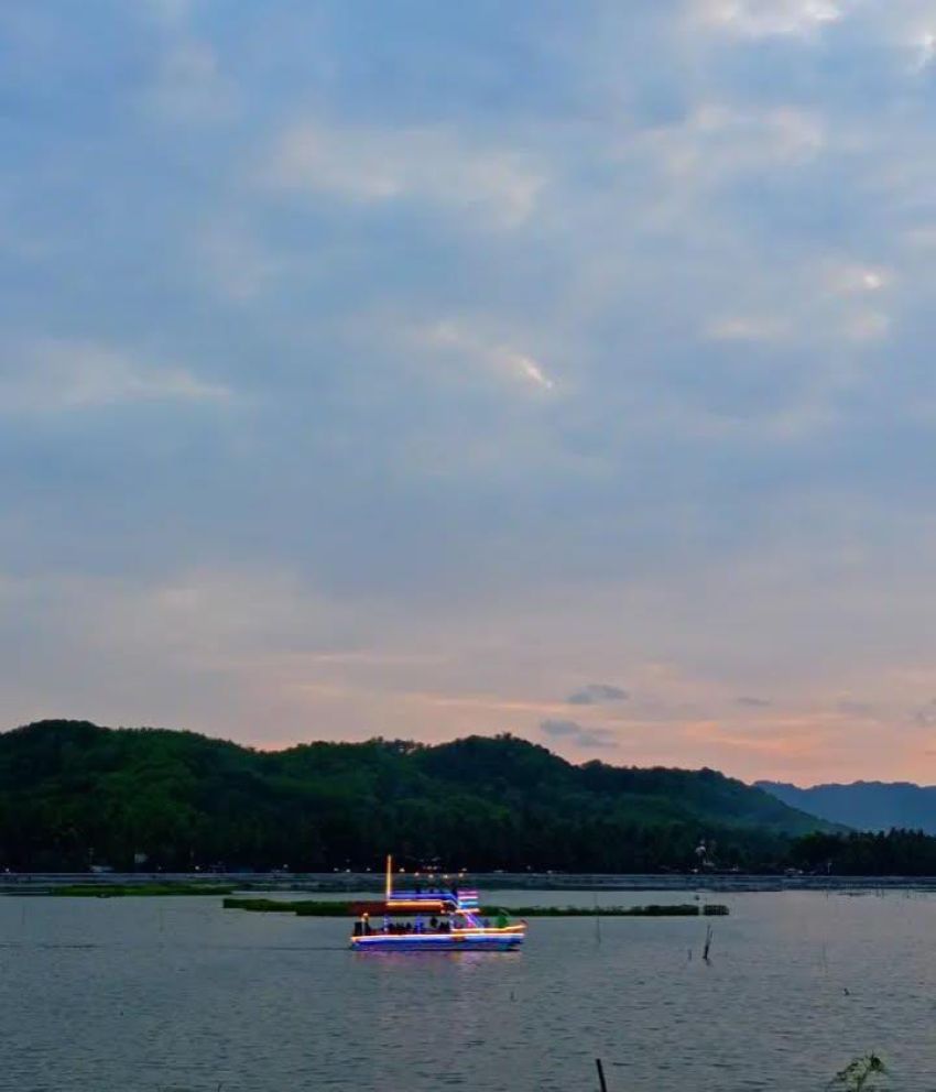 Keindahan Rowo Jombor pada saat sore hari.