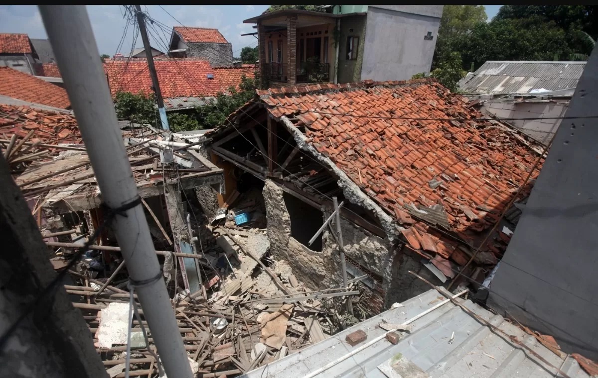 Keadaan rumah setelah adanya ledakan misterius di Pamulang, Kota Tanggerang Selatan.