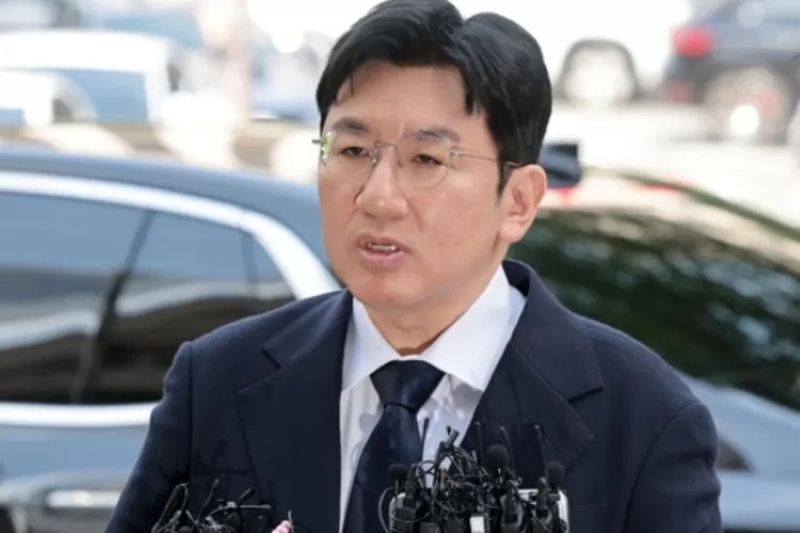 Bang Si Hyuk memasuki gedung pemeriksaan Kantor Unit Investigasi Kejahatan Keuangan Kepolisian Metropolitan Seoul.