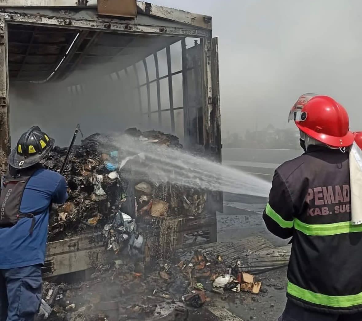 Ilustrasi truk box yang terbakar di Tol Cipali KM 87.