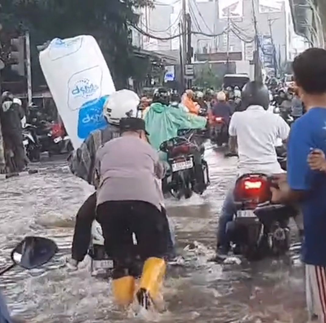 Ilustrasi banjir yang terjadi di lampu merah Bank BNI Ulujami, Jakarta Selatan.