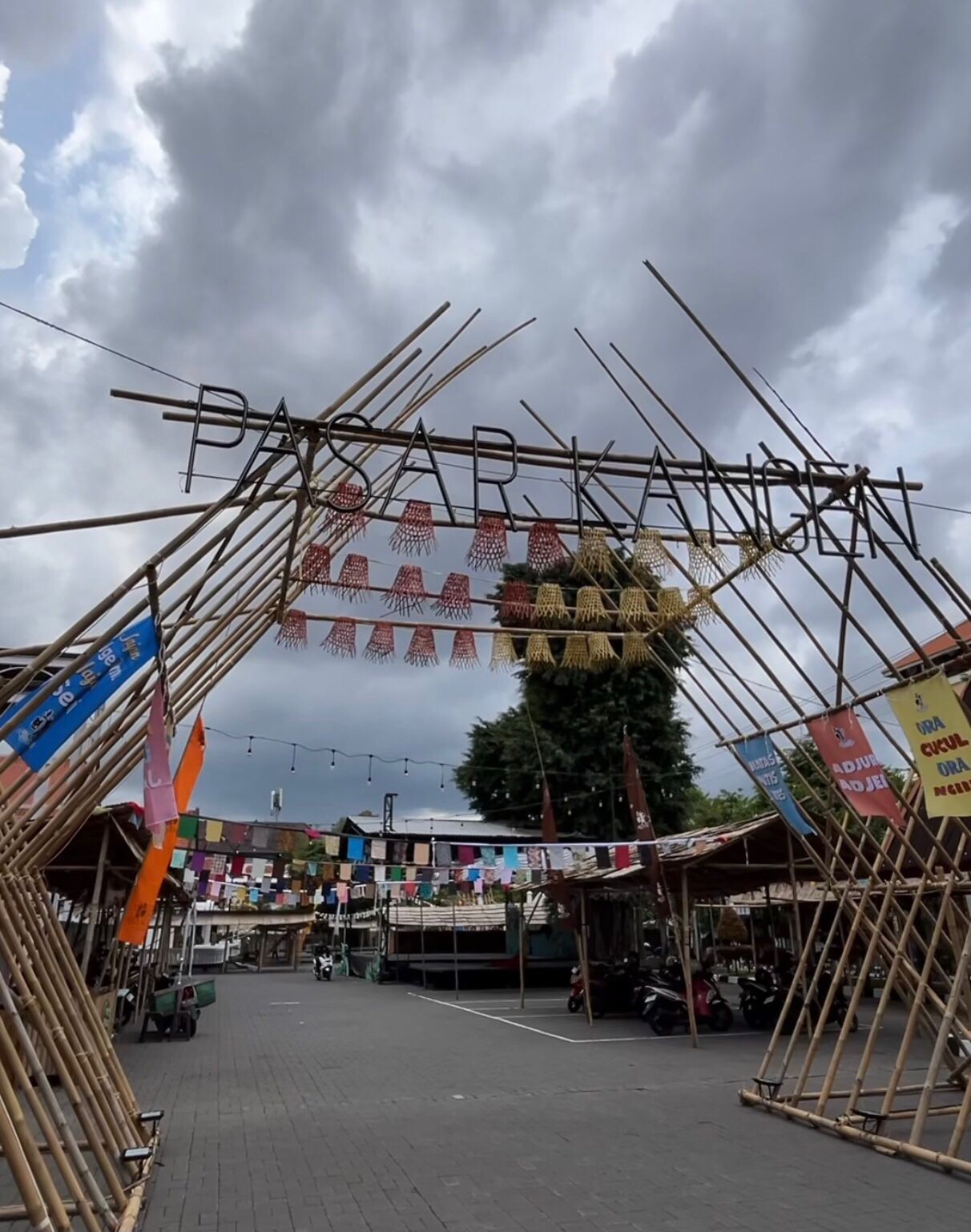 Pasar kangen tahun ini mengusung tema " nandur opo sing dipangan, mangan opo sing ditandur".