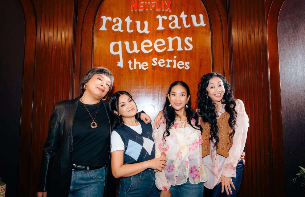 Pemeran Ratu Ratu Queens The Series, dari kiri: Tika Panggabean, Nirina Zubir, Happy Salma, dan Asri Welas.