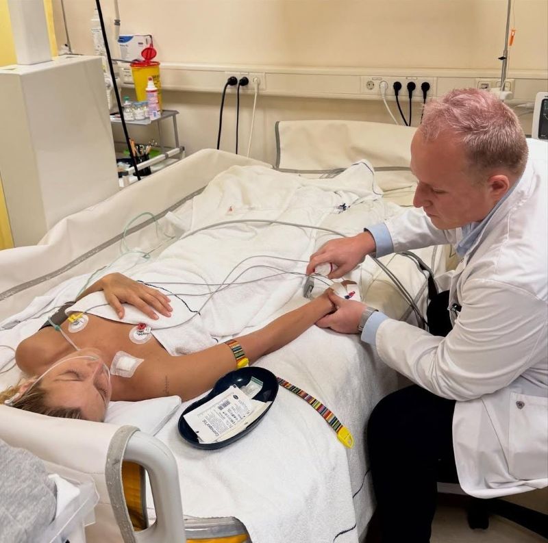 Potret Bella Hadid sedang dirawat akibat penyakit Lyme .