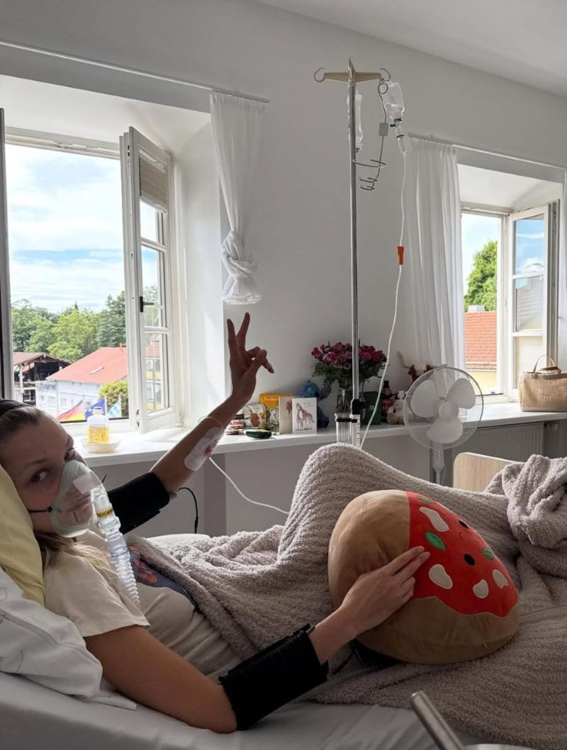 Potret Bella Hadid yang sedang mengalami Lyme Disease.