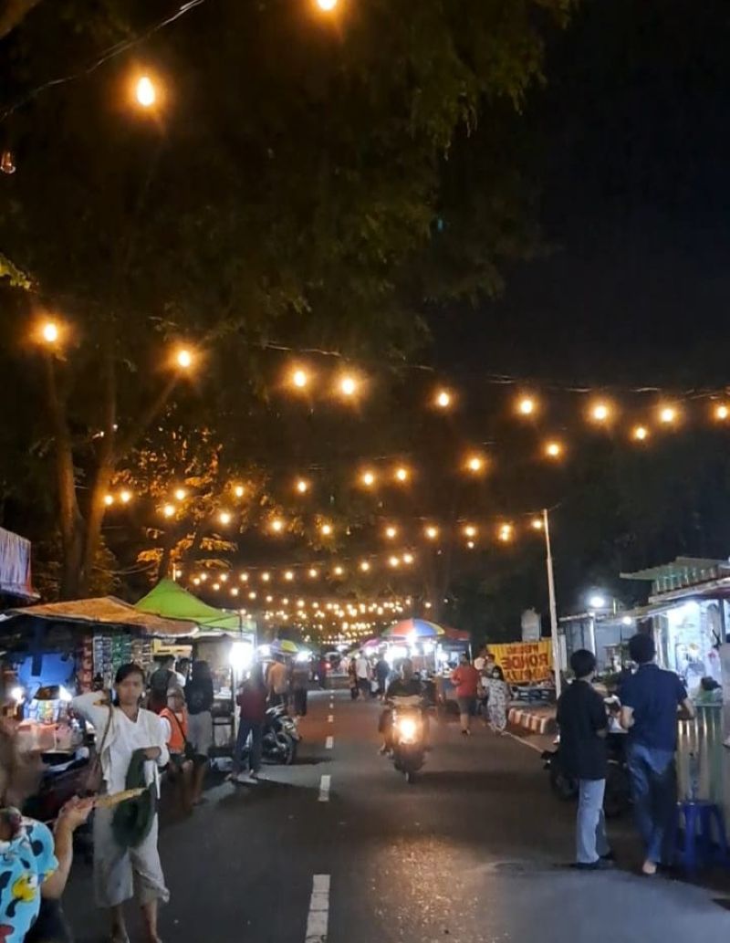 Suasana pada malam hari di Kuliner Jalan Bhali.