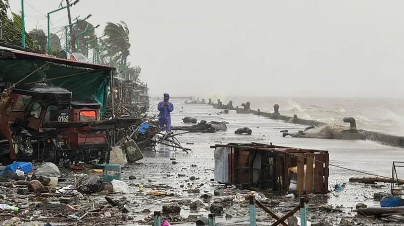 Ragasa datang saat negara Asia Tenggara ini dilanda banjir luas yang berlangsung berminggu-minggu akibat musim hujan yang sangat ganas.