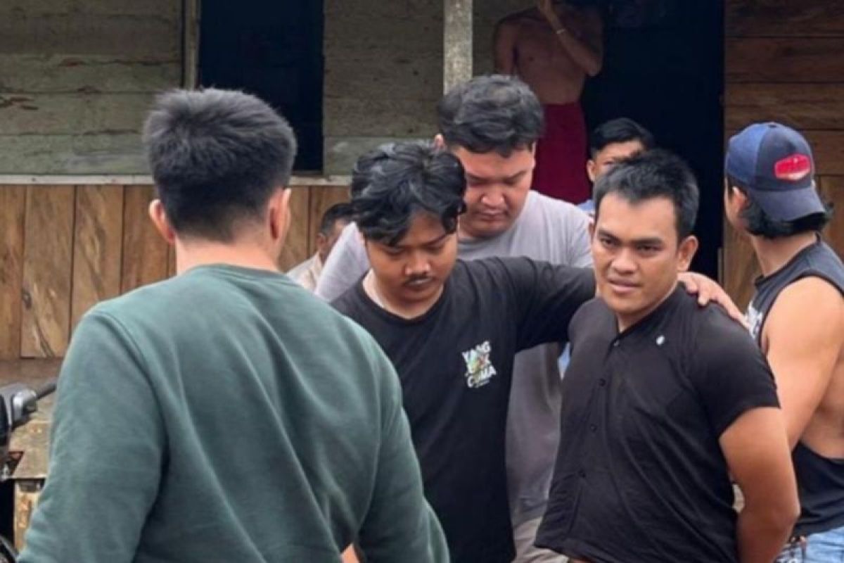 Petugas Polres Hulu Sungai Tengah (HST) membawa tersangka MA (kedua kanan) yang diduga membunuh Kepala SDN 2 Mantaas di Barabai, Kabupaten HST, beberapa waktu lalu. (ANTARA)
