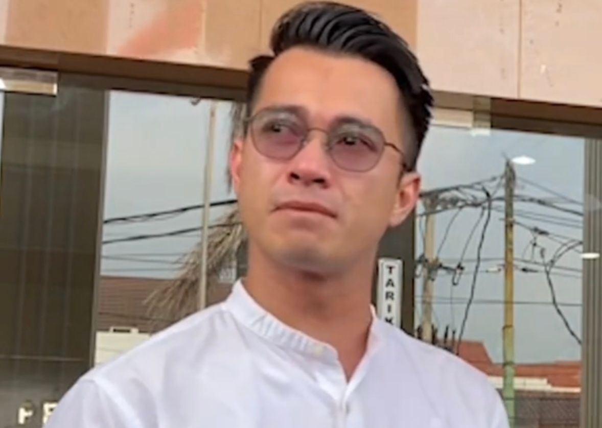 Ilustrasi Eza Gionino saat sedang di wawancarai setelah sidang perdana penceraian pada 22 September 2025.