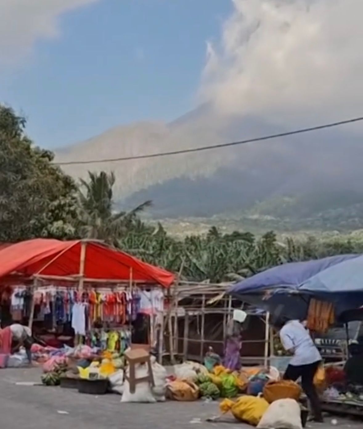 Ilustrasi keadaan di pasar Boru NTT yang terdampak Abu Vulkanik.