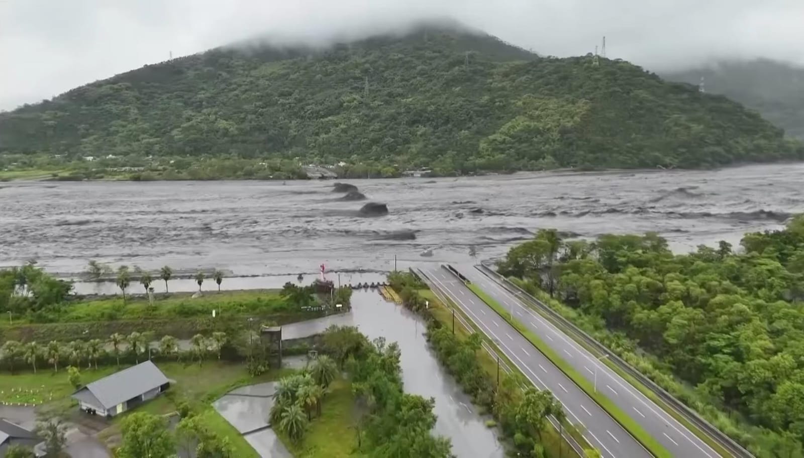 Caption gambar: Banjir bandang di Hualien, Taiwan akibat Topan Super Ragasa.