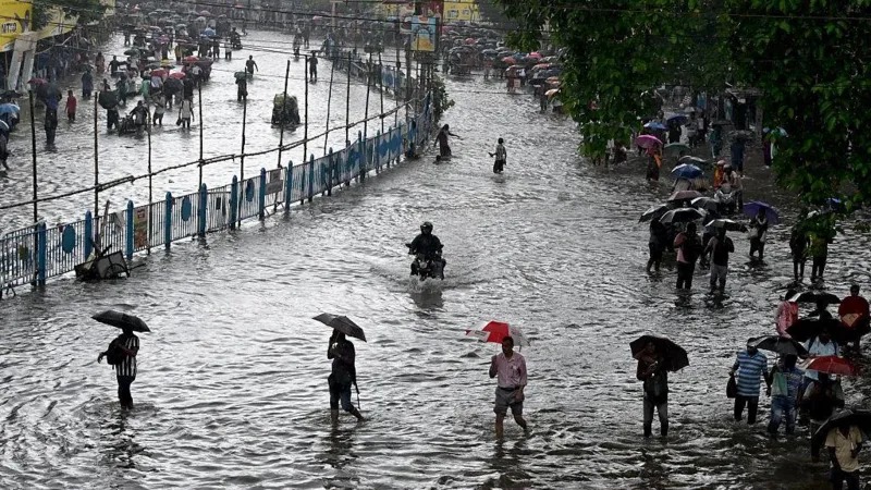Di beberapa bagian kota, orang-orang harus berjalan melalui air setinggi lutut.