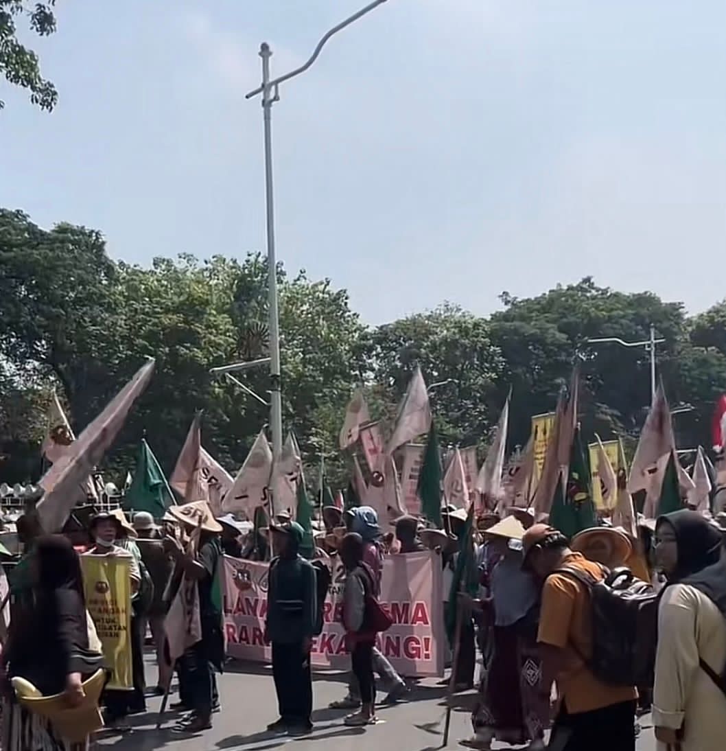 Ilustrasi ribuan petani gelar unjuk rasa di Depan Istana Kepresidenan.