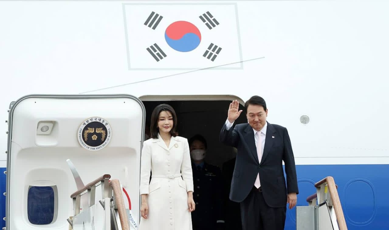 Caption gambar: Mantan Presiden Yoon Suk Yeol dan istrinya Kim Keon Hee saat berangkat ke Madrid, Spanyol untuk KTT NATO pada 2022. Kini keduanya menghadapi kasus hukum di Korea Selatan.